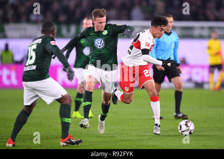 Wolfsburg, Deutschland. Xviii Dicembre, 2018. Yannick Gerhardt (VfL Wolfsburg, l.) Versus Nicolas Gonzalez (Stoccarda, r.) GES/Soccer/Prima Bundesliga: VfL Wolfsburg - VfB Stuttgart, 18.12.2018 Calcetto: 1° Campionato: VfL Wolfsburg vs. VfB Stuttgart, Hannover, Germania dicembre 18, 2018 | Utilizzo di credito in tutto il mondo: dpa/Alamy Live News Foto Stock