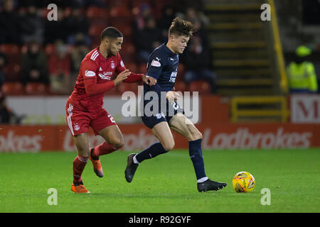 Pittodrie Stadium, Aberdeen, Regno Unito. Xviii Dicembre, 2018. Ladbrokes Premiership, Aberdeen rispetto a Dundee; Jesse Curran di Dundee e Max Lowe di Aberdeen Credito: Azione Sport Plus/Alamy Live News Foto Stock
