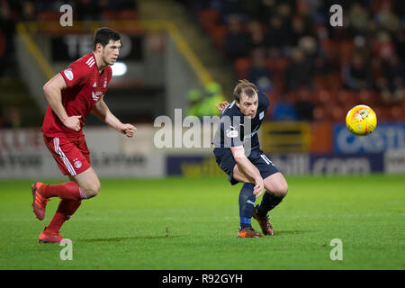 Pittodrie Stadium, Aberdeen, Regno Unito. Xviii Dicembre, 2018. Ladbrokes Premiership, Aberdeen rispetto a Dundee; Paolo McGowan di Dundee e Scott McKenna di Aberdeen Credito: Azione Sport Plus/Alamy Live News Foto Stock