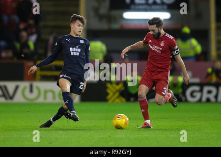Pittodrie Stadium, Aberdeen, Regno Unito. Xviii Dicembre, 2018. Ladbrokes Premiership, Aberdeen rispetto a Dundee; Jesse Curran di Dundee e Graeme Shinnie di Aberdeen Credito: Azione Sport Plus/Alamy Live News Foto Stock