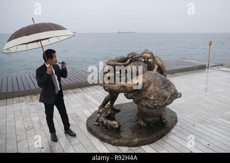 Salonicco, Grecia. Xviii Dicembre, 2018. Artista cinese Xu Hongfei sorge da una delle sue sculture presso il porto della città di Salonicco, Grecia, a Dic. 18, 2018. Artista cinese Xu Hongfei, presidente della scultura di Guangzhou Academy, presentato 15 delle sue sculture di figure femminili per il porto della città di Salonicco in Grecia settentrionale, come parte di un tour mondiale della sua esposizione. Credito: Dimitris Tosidis/Xinhua/Alamy Live News Foto Stock