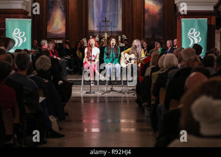 La Chiesa di Cristo Spitalfields, Londra, 18 dic 2018. Banda "i flicks' eseguire nella bella chiesa interni. Mildmay's Hospital del popolare Christmas Carol concerto e il servizio è ancora una volta presso la Chiesa di Cristo, Spitalfields, il servizio è guidato da emittente e sacerdote anglicano Canon Roger Doyle. Il 2018 segna il trentesimo anno di lavoro Mildmay all'avanguardia specializzate HIV cure mediche, riabilitazione e servizi. Credito: Imageplotter News e sport/Alamy Live News Foto Stock