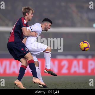 Bologna. Xviii Dicembre, 2018. AC Milan Patrick Cutrone (R) il sistema VIES del Bologna Filip Helander durante la serie di una partita di calcio tra Bologna e AC Milan a Bologna, Italia, Dic18, 2018. La partita si è conclusa in un 0-0. Credito: Alberto Lingria/Xinhua/Alamy Live News Foto Stock