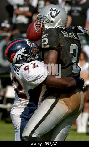 Oakland, la California, Stati Uniti d'America. Il 27 settembre, 2009. Denver Broncos difensivo fine Elvis Dumervil #92 sacchi Oakland Raiders quarterback JaMarcus Russell #2 di domenica, 27 settembre 2009, a Oakland-Alameda County Coliseum a Oakland, in California. I Broncos sconfitti i raider 23-3. Credito: Al di Golub/ZUMA filo/Alamy Live News Foto Stock