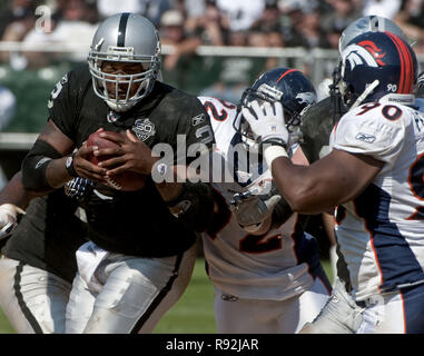 Oakland, la California, Stati Uniti d'America. Il 27 settembre, 2009. Denver Broncos difensivo fine Elvis Dumervil #92 e difensivo fine Kenny Peterson #90 sacco Oakland Raiders quarterback JaMarcus Russell #2 di domenica, 27 settembre 2009, a Oakland-Alameda County Coliseum a Oakland, in California. I Broncos sconfitti i raider 23-3. Credito: Al di Golub/ZUMA filo/Alamy Live News Foto Stock