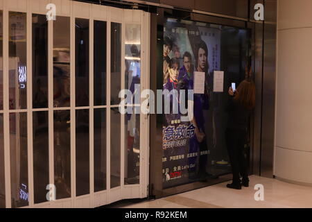 Hong Kong, Cina. Xix Dec, 2018. Donna prendere una foto di liquidazione avviso visualizzato sullo spettacolo-finestra al di fuori di HMV flagship shop dopo l'annuncio di HMV della liquidazione di ieri. HMV DIGIATAL CINA GRUPPO, proprietario dell'HMV music catena di vendita al dettaglio è la liquidazione è 25 anni vecchio CD/DVD memorizza in Hong Kong.dic-19, 2018 Hong Kong.ZUMA/Liau Chung-ren Credito: Liau Chung-ren/ZUMA filo/Alamy Live News Foto Stock