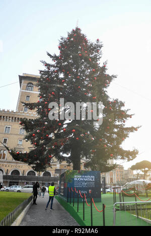 Foto di Fabrizio Corradetti/LaPresse 18 dicembre 2018 Roma, Italia Cronaca Albero a Piazza Venezia installata una rete di protezione Foto Stock