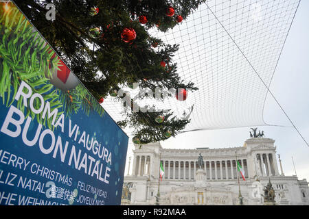 Foto di Fabrizio Corradetti/LaPresse 18 dicembre 2018 Roma, Italia Cronaca Albero a Piazza Venezia installata una rete di protezione Foto Stock