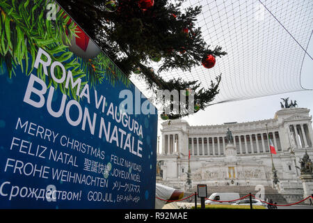 Foto di Fabrizio Corradetti/LaPresse 18 dicembre 2018 Roma, Italia Cronaca Albero a Piazza Venezia installata una rete di protezione Foto Stock