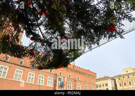 Foto di Fabrizio Corradetti/LaPresse 18 dicembre 2018 Roma, Italia Cronaca Albero a Piazza Venezia installata una rete di protezione Foto Stock