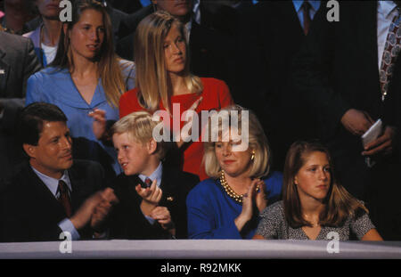 Lug. 16, 1992 - Al Gore con la moglie per il ribaltatore Gore AKA Mary Elizabeth Aitcheson E FAMILIARI ALLA CONVENTION DEMOCRATICA IN NEW YORK CITY 07-16-1992.# 16438.FORNITO DA - Foto, INC.(Immagine di credito: © Globo foto/ZUMApress.com) Foto Stock