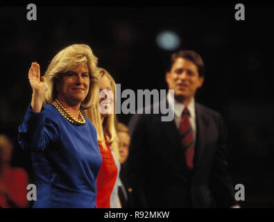 Lug. 16, 1992 - Al Gore con la moglie per il ribaltatore Gore AKA Mary Elizabeth Aitcheson E FAMIGLIA 07-16-1992.# 16434.(Immagine di credito: © Globo foto/ZUMApress.com) Foto Stock