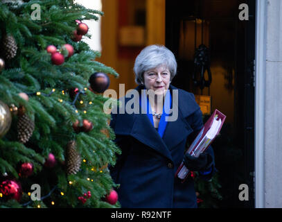 Londra, Regno Unito. 19 dicembre 2018. Il primo ministro, Theresa Maggio, foglie di Downing Street per il primo ministro di domande alla House of Commons. Credito: Tommy Londra/Alamy Live News Foto Stock