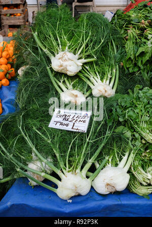 Pneumatico, la Turchia. Undicesimo Dec, 2018. Il finocchio è offerto sul mercato da parte di un operatore in un mercato in stallo. Credito: Jens Kalaene/dpa-Zentralbild/ZB/dpa/Alamy Live News Foto Stock