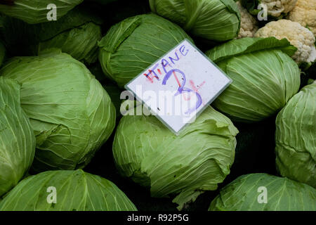 Pneumatico, la Turchia. Undicesimo Dec, 2018. Cavolo è offerto sul mercato da parte di un operatore in un mercato in stallo. Un prezzo sovrastampati tag mostra un prezzo ridotto da quattro a tre lire turche. Credito: Jens Kalaene/dpa-Zentralbild/ZB/dpa/Alamy Live News Foto Stock