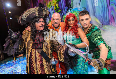 Birmingham, Regno Unito. Xviii Dicembre, 2018. 'Peter Pan' Il Birmingham Hippodrome, 18 dicembre 2018. Le stelle di Birmingham Hippodrome il brillante panto sul palco in costume per la prima volta. Nella foto è raffigurato da sinistra a destra: Jimmy Osmaond (Capitan Uncino), Matt lasco (vedere), Meera Syal (magica Mermaid) e Jaymi Hensley (Peter Pan). Foto di Simon Hadley/ Alamy Live News. Foto Stock