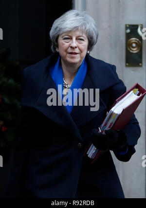 Londra, Regno Unito. Xix Dec, 2018. Il Primo Ministro inglese Theresa Maggio lascia 10 di Downing Street per partecipare al Primo Ministro di domande a Londra, in Gran Bretagna il Dic. 19, 2018. Credito: Han Yan/Xinhua/Alamy Live News Foto Stock