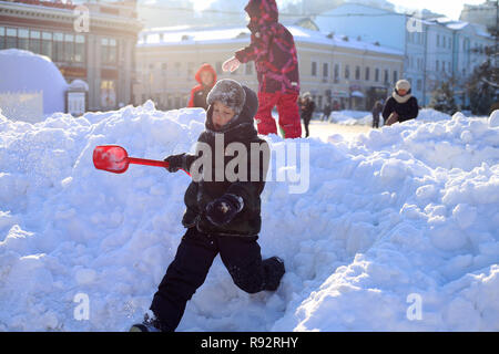 Kiev, Ucraina. 2° dic, 2018. I bambini sono visto giocare con la neve. Credito: MOHAMMAD JAVAD Abjoushak SOPA/images/ZUMA filo/Alamy Live News Foto Stock