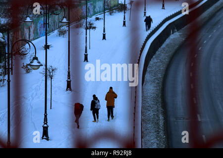 Kiev, Ucraina. 2° dic, 2018. Si vedono persone camminando sulla strada innevata. Credito: MOHAMMAD JAVAD Abjoushak SOPA/images/ZUMA filo/Alamy Live News Foto Stock