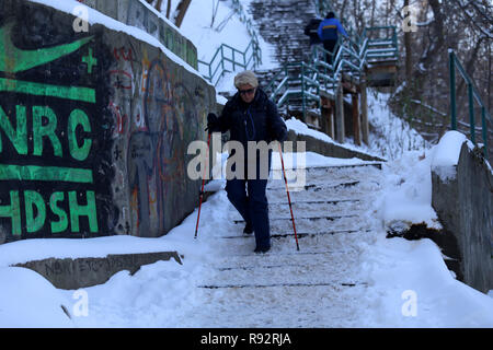Kiev, Ucraina. 2° dic, 2018. Una vecchia donna veduto camminare sulla neve passi. Credito: MOHAMMAD JAVAD Abjoushak SOPA/images/ZUMA filo/Alamy Live News Foto Stock