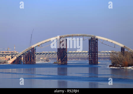 Kiev, Ucraina. 2° dic, 2018. Una vista del podilskyi ponte sul fiume Dnieper. Credito: MOHAMMAD JAVAD Abjoushak SOPA/images/ZUMA filo/Alamy Live News Foto Stock