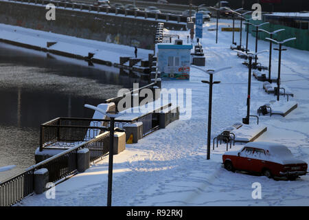 Kiev, Ucraina. 2° dic, 2018. Un rosso vecchia auto visto coperto di neve. Credito: MOHAMMAD JAVAD Abjoushak SOPA/images/ZUMA filo/Alamy Live News Foto Stock