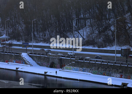 Kiev, Ucraina. 2° dic, 2018. Una vista della strada innevata accanto al fiume congelato. Credito: MOHAMMAD JAVAD Abjoushak SOPA/images/ZUMA filo/Alamy Live News Foto Stock