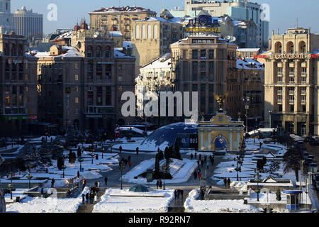 Kiev, Ucraina. 2° dic, 2018. si vedono persone attorno a piedi il Maidan nezalezhnosti center. Credito: MOHAMMAD JAVAD Abjoushak SOPA/images/ZUMA filo/Alamy Live News Foto Stock