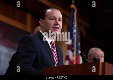 Washington, Stati Uniti d'America. Xix Dec, 2018. Il senatore Mike Lee, repubblicani dello Utah, parla con i giornalisti nel corso di una conferenza stampa per celebrare il passaggio della prima fase atto agli Stati Uniti Campidoglio di Washington il 19 dicembre 2018. Credito: Alex Edelman/CNP | Utilizzo di credito in tutto il mondo: dpa/Alamy Live News Foto Stock