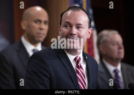 Washington, Distretto di Columbia, Stati Uniti d'America. Xix Dec, 2018. Il senatore Mike Lee, repubblicani dello Utah, parla con i giornalisti nel corso di una conferenza stampa per celebrare il passaggio della prima fase atto agli Stati Uniti Campidoglio di Washington il 19 dicembre 2018. Credito: Alex Edelman/CNP Credito: Alex Edelman/CNP/ZUMA filo/Alamy Live News Foto Stock