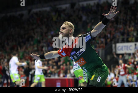 Magdeburg, Germania. Xviii Dicembre, 2018. Pallamano: DHB Cup, SC Magdeburg - frisch auf Göppingen, girone principale, K.o.-Runde, Quarti di Finale Matthias Musche da Magdeburg il tifo per il raggiungimento di un obiettivo. Credito: Ronny Hartmann/dpa-Zentralbild/dpa/Alamy Live News Foto Stock