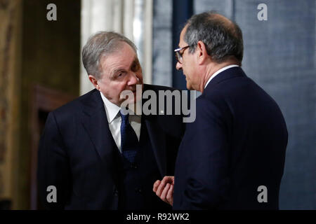 Roma, Italia. Xix Dec, 2018. Il governatore della Banca d'Italia Ignazio Visco e il ministro dell'economia Giovanni Tria Roma il 19 dicembre 2018. Il Quirinale. Tradizionale scambio di auguri di Natale tra il Presidente della Repubblica e le istituzioni. Foto di Samantha Zucchi Insidefoto Credito: insidefoto srl/Alamy Live News Foto Stock