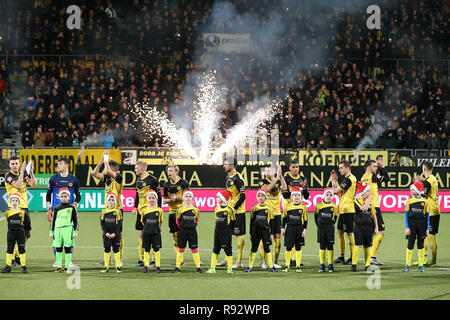 KERKRADE, calcio, KNVB Beker, Coppa Nazionale gioco, stagione 2018-2019, 19-12-2018, Parkstad Limburg Stadium, fuochi d'artificio durante il gioco Roda JC - Ajax Foto Stock