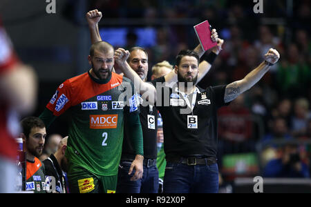 Magdeburg, Germania. Xviii Dicembre, 2018. Pallamano: DHB Cup, SC Magdeburg - frisch auf Göppingen, girone principale, knockout round, quarti Magdeburg coach Bennett Wiegert (r) cheers al fianco di portiere coach Tomas Svensson (m) e Zeljko Musa (l) Credito: Ronny Hartmann/dpa-Zentralbild/dpa/Alamy Live News Foto Stock