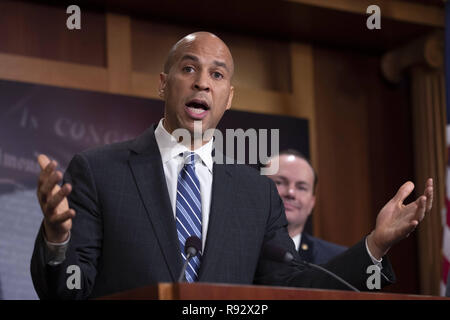 Washington, Distretto di Columbia, Stati Uniti d'America. Xix Dec, 2018. Il senatore CORY BOOKER, democratico del New Jersey, parla con i giornalisti nel corso di una conferenza stampa per celebrare il passaggio della prima fase atto al Campidoglio degli Stati Uniti in Washington, DC. Credito: Alex Edelman/CNP/ZUMA filo/Alamy Live News Foto Stock