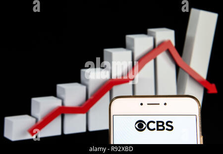 Hong Kong. Xiv Dic, 2018. Inglese americano della lingua di diffusione commerciale di rete della radio e della televisione CBS logo è visibile su un androide dispositivo mobile con un declino perde il grafico in background. Credito: Miguel Candela/SOPA Immagini/ZUMA filo/Alamy Live News Foto Stock