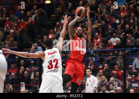 Foto di Claudio Grassi/LaPresse 19 dicembre 2018 Assago (MI) Italia sport basket AX Armani Exchange Olimpia Milano vs FC Bayern Monaco - Turkish Airlines Eurolega 2018/2019 - Mediolanum Forum. Nella foto: Derrick Williams (#23 FC Bayern Monaco) al tiro Photo Claudio Grassi/LaPresse Dicembre 19, 2018 Assago (MI) Italia sport basket AX Armani Exchange Olimpia Milano vs FC Bayern Munich - Turkish Airlines EuroLeague 2018/2019 - Mediolanum Forum. nel pic: Derrick Williams (#23 FC Bayern Monaco) le riprese Foto Stock