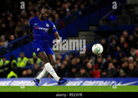 Londra, Regno Unito. 19 dicembre 2018. Antonio Rudiger del Chelsea in azione. Coppa EFL, Carabao Cup quarti di finale di partita, Chelsea v AFC Bournemouth a Stamford Bridge di Londra Mercoledì 19 dicembre 2018. Questa immagine può essere utilizzata solo per scopi editoriali. Solo uso editoriale, è richiesta una licenza per uso commerciale. Nessun uso in scommesse, giochi o un singolo giocatore/club/league pubblicazioni. pic da Steffan Bowen/ Andrew Orchard fotografia sportiva/Alamy Live news Foto Stock