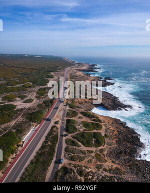 Vista aerea da una strada nel litorale vicino dall'oceano. Cascais Portogallo Foto Stock