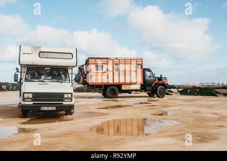 Il Portogallo, Lagos, 12 Aprile 2018: la gente viaggia in un carrello con un motore home. Parcheggio. La foto è stata scattata sulla costa meridionale del Portogallo. Foto Stock