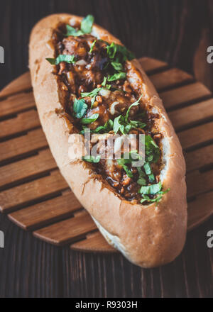 Hot Dog panino farcito con polpettine di carne Foto Stock