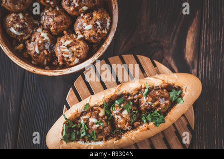 Hot Dog panino farcito con polpettine di carne Foto Stock