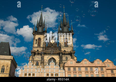 Bolle di sapone nella città vecchia Staromestska square a Praga, lo sfondo della chiesa di Nostra Signora di Tyn Foto Stock