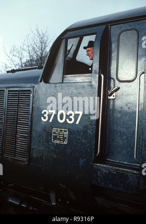 La British Rail locomotiva diesel driver sul West Highland Glasgow a Mallaig, Glenfinnan stazione ferroviaria, Scozia Foto Stock