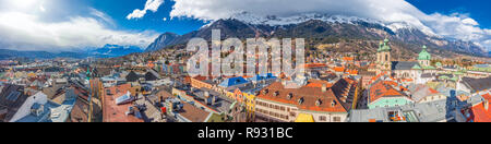 Innsbruck centro città sotto la torre Stadtturm. È la città capitale del Tirolo in Austria occidentale, Europa. Foto Stock