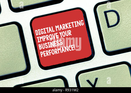 Conceptual la scrittura a mano che mostra il marketing digitale migliora il tuo Business Perforanalysisce. Business photo testo Social network annunci tastiera intenzione di Foto Stock