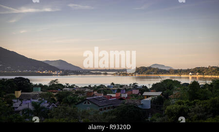 Vista sulla laguna di concezione con riflessi del tramonto in primavera. Montagne sullo sfondo. Florianópolis, Santa Catarina Island, Brasile Foto Stock