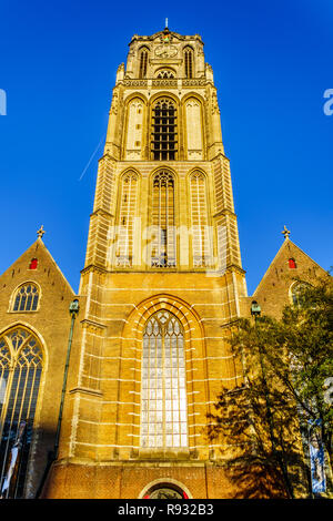 La torre medievale di Saint Laurens chiesa nel centro del famoso porto di Rotterdam mercato vicino Piazza del Municipio nei Paesi Bassi Foto Stock