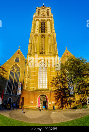 La torre medievale di Saint Laurens chiesa nel centro del famoso porto di Rotterdam mercato vicino Piazza del Municipio nei Paesi Bassi Foto Stock