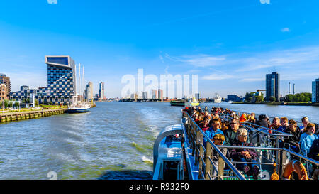 Tourist sul ponte superiore di una imbarcazione turistica sul Nieuwe Maas fiume nel famoso porto di Rotterdam nei Paesi Bassi Foto Stock